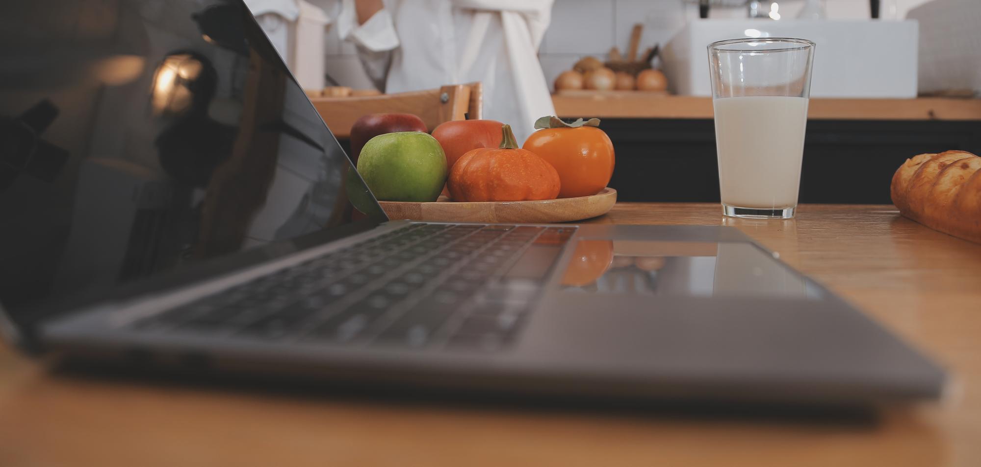 Cucina professionale con luce calda